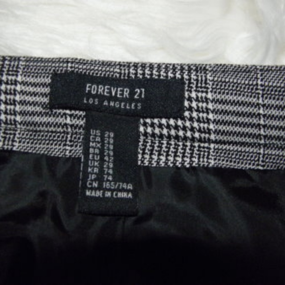 Cute Forever 21 Hound-tooth Plaid Shorts. - Picture 7 of 7